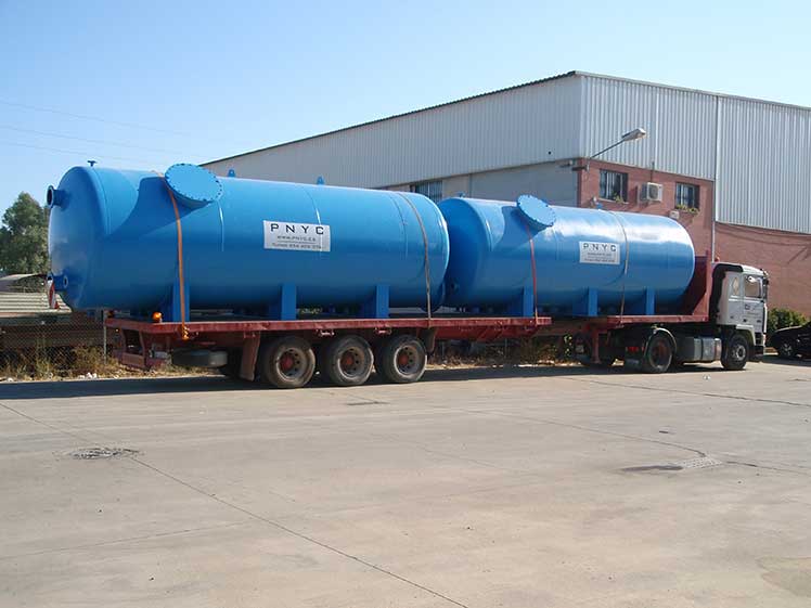 Camión transporta filtro de arena fabricado por PNYC