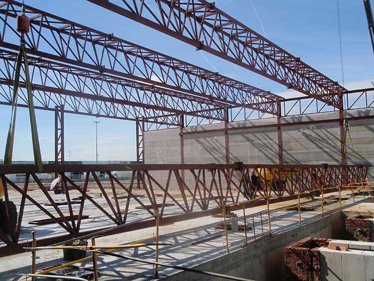 Montaje de estructura metálica en nave industrial