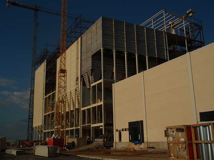 Montaje de estructura metálica en planta harinera