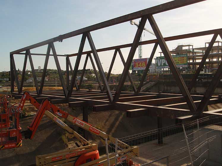 Proceso de montaje de estructura metálica para puente