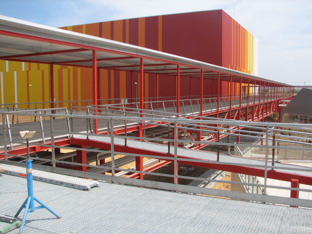 Pasarela metálica fabricada e instalada por PNYC