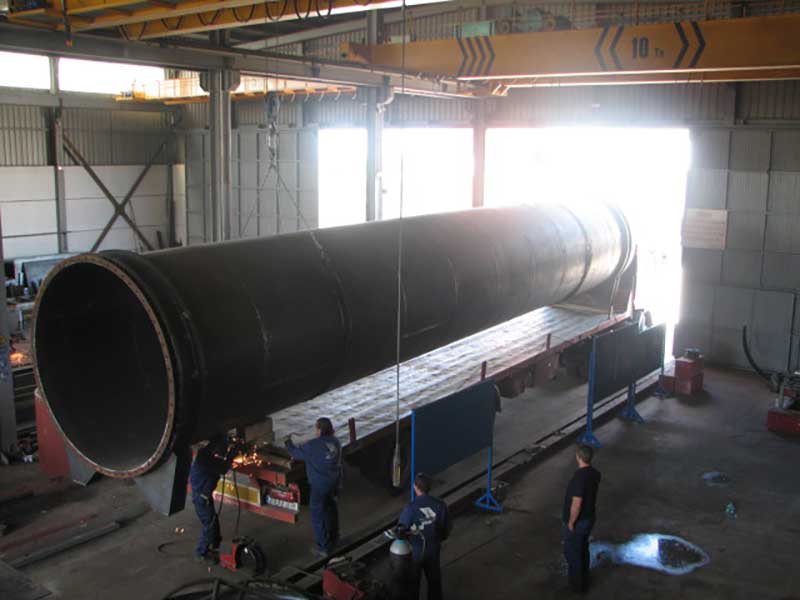 Equipo de PNYC trabajando en la fabricación de una tubería